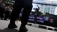 Mereka mengkritisi kebijakan pemerintah tentang nelayan dan laut.