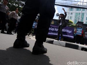 Video: Warga Pulau Pari Demo di KKP, Bakar Ikan-Bawa Kapal One Piece