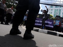 Video: Warga Pulau Pari Demo di KKP, Bakar Ikan-Bawa Kapal One Piece