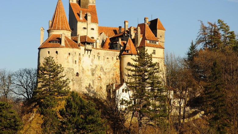 Kastil Bran atau dikenal juga Kastil Drakula Original Draculas Bran Castle in the light of sunset seen from the same level, RAW converted file with Nikon NX, no filters or other modifications !