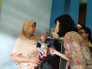 Istri Ahok Temui Warga yang Anaknya Mikrosefalus