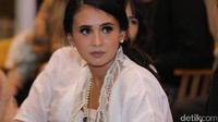 Ia tampil dengan kebaya putih serta aksesoris etnik berupa gelang hingga kalung. detikHOT