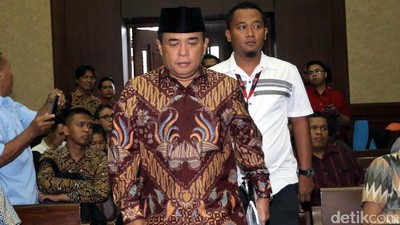 Akom Dicecar Soal Aman e-KTP
