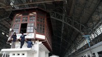Pekerja membersihkan hampir seluruh bagian Stasiun Tanjung Priok.