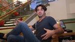 Gaya Santai Reza Rahadian