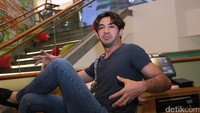 Banyak perempuan yang mengidolakan sosok Reza Rahardian. 