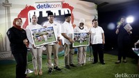 Diakhir acara, Pemimpin Redaksi deticom, Iin Yumiyanti bersama Direktur Pemberitaan detikcom, Ahmad Ridwan Dlimunthe terlihat memberikan buah tangan kepada pasangan Anies-Sandi.