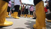 Anggota Dewan yang melakukan peninjauan berjumlah 7 orang. Mereka dipimpin Wakil Ketua Komisi V Michael Wattimena.