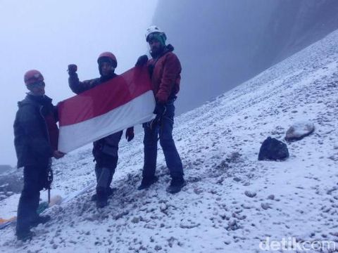 3 Mahasiswa Unsri Sukses Taklukkan Carstensz, ini Cerita Mereka