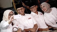 Keseruan sudah dimulai bahkan sebelum acara berlangsung. Istri dari Anies Baswedan, Fery Farhati Ganis, mengajak sang suami serta Sandiaga Uno dan istrinya Nur Asia untuk wefie bersama.