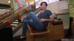 Gaya Santai Reza Rahadian