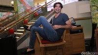 Reza Rahadian tampil kasual saat prescon film Kartini di Plaza Indonesia, Jakarta Pusat, Rabu (5/4/2017). 