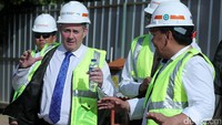 Menteri Perdagangan Internasional Inggris, Liam Fox melihat pembangunan velodrome di Rawamangun, Jakarta, Kamis (6/4/2017).