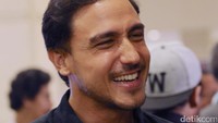 Senyuman selalu terlihat di wajah Hamish Daud saat menghadiri konser kekasihnya tersebut. Hanif Hawari/detikHOT
