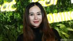 Tampil Seksi, Aura Kasih Jadi Wanita Malam di Film Barunya