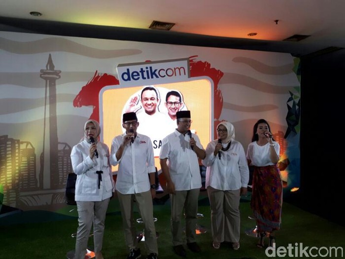 Asyiknya Anies-Sandi Bernyanyi: Kirimkan Gubernur yang Baik Hati