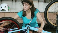 Ini kebiasaan Cassie, lagi service sepedanya. Foto: dok Cassandra Lee