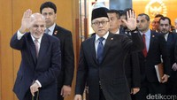Ketua MPR Zulkifli Hasan dan Presiden Afghanistan, Ashraf Ghani melambaikan tangan kepada wartawan.