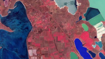 Laguna di Laut Hitam di bagian utara Semenanjung Krimea. Foto: NASA