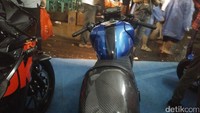 Untuk menyempurnakan kesan cafe racernya, bagian kaki-kaki pun diubah mulai dari shockbreaker, pelek, ban, dan lainnya.