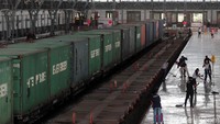 Stasiun Tanjung Priok ini melayani kereta api angkutan barang yang juga mulai difungsikan untuk kereta api penumpang. 