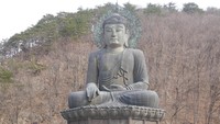Foto: Taman Nasional Gunung Seorak di Sokcho, Provinsi Gangwon, Korea Selatan tak hanya menawarkan pemandangan pegunungan yang cantik. Di sana juga menjadi lokasi dari patung Buddha raksasa (Kurnia/detikTravel)