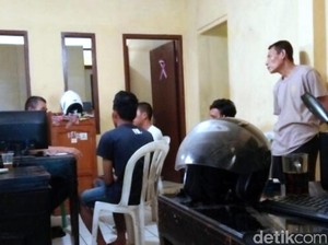 Polisi Tangkap Dua Pemuda yang Ajak Fitri Tenggak Miras Oplosan