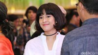 Wanita yang akrab disapa Disas itu terlihat sangat cantik dengan gaya rambut pendeknya dan choker. 