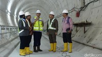 Beberapa anggota Komisi V meninjau MRT di perut bumi di kawasan Bundaran HI.