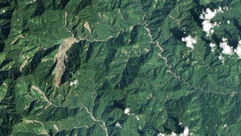 Curah hujan yang tinggi memicu longsor besar (bagian coklat) di wilayah terpencil Myanmar pada Juni tahun lalu. Foto: NASA