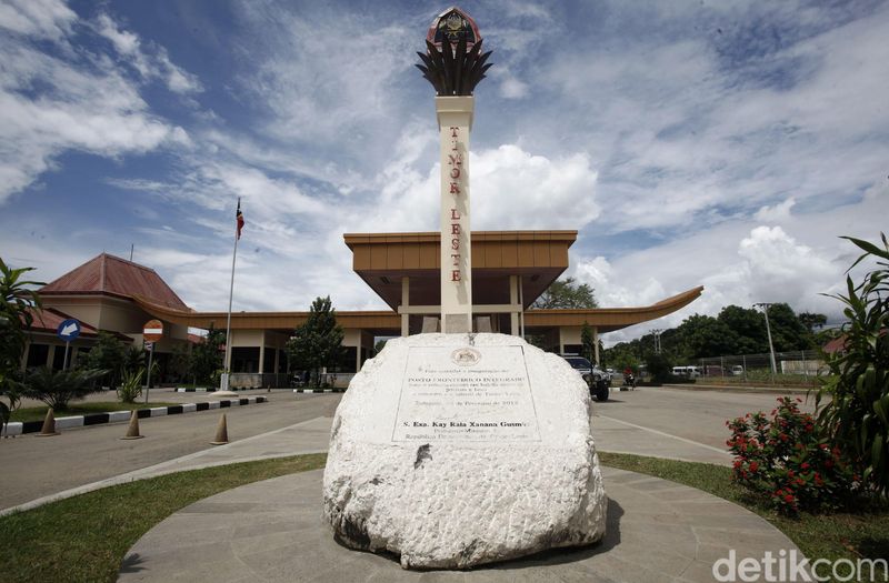 Melihat Lebih Dekat PLBN MotaainSuasana Pos Lintas Batas Negara (PLBN) Terpadu Motaain di Kabupaten Belu, Nusa Tenggara Timur (NTT) yang baru saja diresmikan oleh Presiden RI Joko Widodo beberapa waktu lalu, Sabtu (04/04/2017). PLBN Motaain merupakan satu dari tujuh PLBN yang dipugar pemerintah, dengan tujuan mengubah kawasan tertinggal dengan tujuan di mana kawasan terluar harus jadi beranda depan Indonesia, bukan lagi sebagai halaman belakang yang kurang diperhatikan. Grandyos Zafna/detikcom-. PLBN Motaain yang berdiri diatas lahan mencapai 4,62 ha.-. Bangunan PLBN Motaain meliputi zona inti yang terdiri dari bangunan utama PLBN, gedung pemeriksaan kendaraan dan power house. -. Arsitektur atapnya berbentuk rumah adat masyarakat Belu, dengan ornamen sun shading pada atap gedung pemeriksaan kendaraan pribadi mengadaptasi corak tenun setempat.  -. Di bagian terdepan atau perbatasan Indonesia dan Timor Leste, terdapat gerbang lintas batas negara yang dihiasi ornamen tulisan Motaain Indonesia, dan jembatan transisi, di mana warna merah putih bersanding dengan warna khas negara Timor Leste, merah, kuning dan hitam.-.