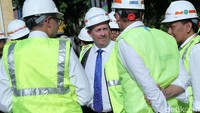 Liam Fox mendapat penjelasan saat meninjau proyek velodrome di Rawamangun.