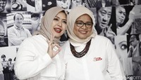 Istri dari Sandiaga Uno, Nur Asia berserta istri dari Anies Baswedan Fery Farhati Ganis juga ikut hadir di acara Blak-blakan yang digelar detikcom.