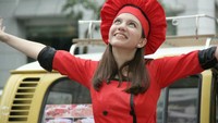 Cassie memakai baju chef dalam salah satu adegan. Foto: dok Cassandra Lee