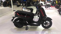 Mengejutkan, karena produk baru ini mempunyai dimensi fisik futuristik yang out of the box bila dibandingkan dengan skuter matik kebanyakan.