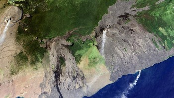 Gunung berapi Kilauea di Hawai yang tengah mengeluarkan asap. Foto: NASA