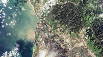 Sedimen dari sungai Salinas dan Pajaro di Monterey Bay. Foto: NASA