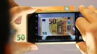 Saat ini uang euro digunakan oleh 338 juta orang di 19 negara anggota Uni Eropa. REUTERS/Kai Pfaffenbach.