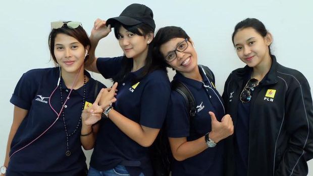 Maya Kurnia Indri dan pemain Jakarta PLN Elektrik