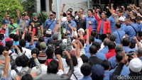 Aksi itu merupakan mosi ketidakpercayaan pekerja kepada jajaran direksi dengan menyegel ruangannya.