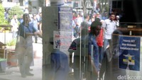 Sekertaris Jenderal SP JICT M. Firmansyah mengatakan, kekisruhan itu berakar pada perpanjangan kontrak Pelindo II dengan PT. Hutchinson, yang berdampak kerugian bagi pekerja JICT. Salah satunya pemotongan insentif kinerja mencapai 40 persen.