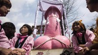 Setiap tahun, Festival Penis atau Kanamara Matsuri rutin diadakan di Kota Kawasaki, Jepang. Tahun ini, acaranya digelar pada Minggu pekan lalu (Behrouz Mehri/AFP)
