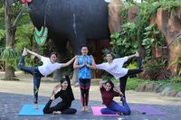 Aksi Jessica Iskandar Yoga di Lokasi Wisata