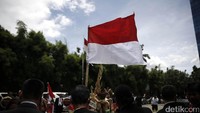 Masyarakat Rembang juga berharap agar hasil Kajian Lingkungan Hidup Strategis (KLHS) mengenai kelayakan pabrik semen di Rembang bersifat obyektif.