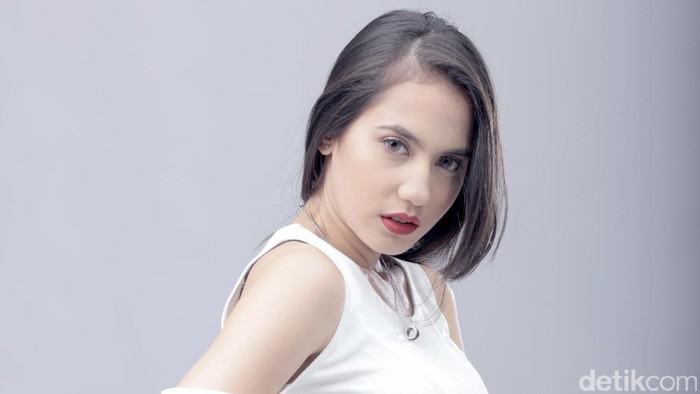 Pevita Pearce untuk berita foto.