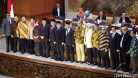 Di sidang paripurna, seluruh anggota DPR menyepakati hasil uji kelayakan dan kepatutan (fit and proper test) yang dilakukan oleh Komisi II DPR.