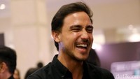 Senyuman selalu terlihat di wajah Hamish Daud. Hanif Hawari/detikHOT