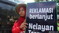 Aksi tersebut berlangsung tertib dengan pengawalan petugas kepolisian.