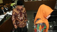 Ade Komarudin menunggu di ruang sidang, usai diambil sumpahnya.
