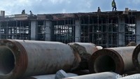 Pekerja merampungkan pembangunan velodrome di Rawamangun.